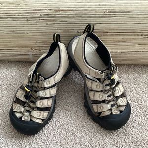 KEEN Sandals Size 7 1/2